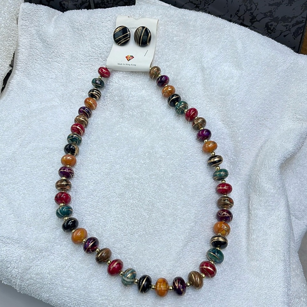 Add color Fashion set: a necklace and earrings. Makes a great gift for anyone.